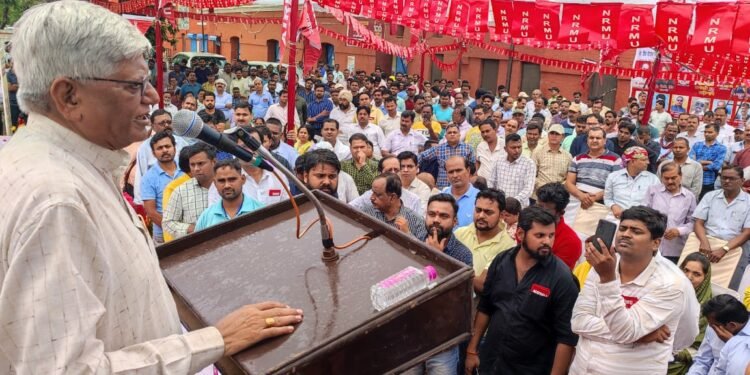 रेलकर्मी हड़ताली कर्मचारियों की शहादत को कभी नहीं भूलेंगे: शिव गोपाल मिश्रा