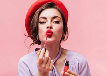 पुरानी लिपस्टिक को दोबारा इस्तेमाल, मिनटों में बनाऐ नयी और ग्लॉसी