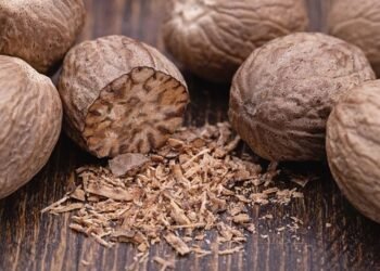 पाना चाहते है ग्लोइंग स्किन और खूबसूरत चेहरा तो जायफल फेस पैक की लें मदद