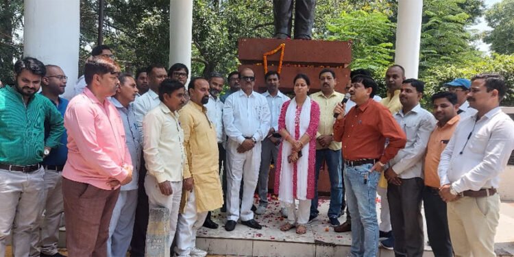 कर्मचारी समाज ने दी स्व. बीएन सिंह को श्रृद्धाजंलि