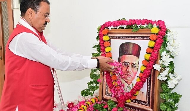 उप मुख्यमंत्री केशव प्रसाद मौर्य ने वीर सावरकर की जयंती में उनके स्मृति चित्र पर पुष्पांजलि अर्पित किया