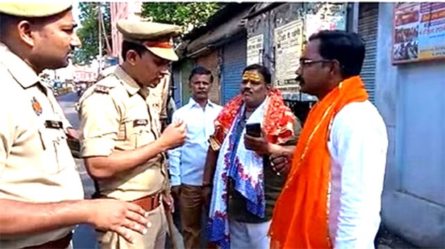 Nikay Chunav Voting: वाराणसी में बीजेपी पार्षद प्रत्याशी की पुलिस से नोंकझोंक, 10 मिनट तक चला वाद-विवाद