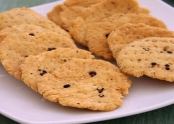 बनाईये अलग स्वाद वाली चनादाल की कुरकुरी खस्ता मठरी,जो चलेगी लगभग 2-महीने से भी ज्यादा