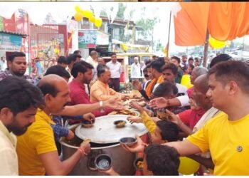 मोहनलालगंज में बड़े मंगल पर भंडारे का किया गया आयोजन