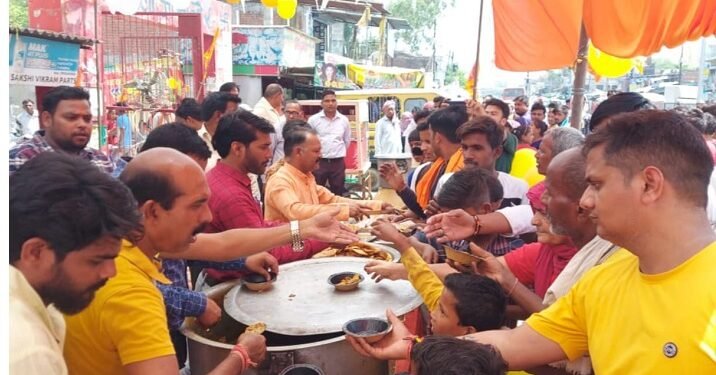 मोहनलालगंज में बड़े मंगल पर भंडारे का किया गया आयोजन