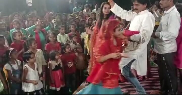 मोहनलालगंज में भागवत कथा के चौथे दिन कृष्ण जन्मोत्सव पर झूमे श्रोता