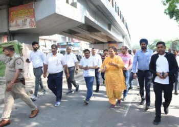 महापौर ने लखनऊ नगर की स्वच्छता एवं सफाई व्यवस्था को लेकर क्षेत्र का किया भ्रमण