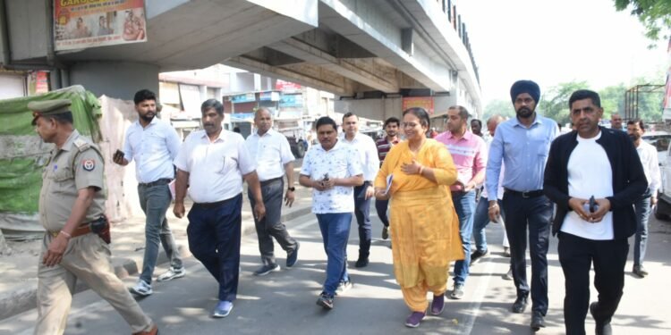 महापौर ने लखनऊ नगर की स्वच्छता एवं सफाई व्यवस्था को लेकर क्षेत्र का किया भ्रमण