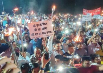 नरमू ने रेल कॉलोनियों में निकाला मशाल जुलूस