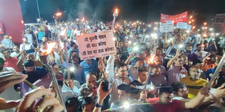 नरमू ने रेल कॉलोनियों में निकाला मशाल जुलूस