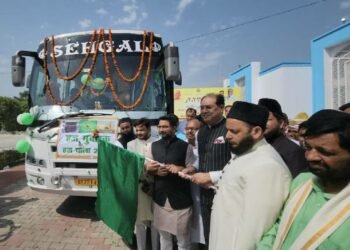 लखनऊ से 14 हजार जायरीन 45 फ्लाइट से उड़ान भरेंगे हज यात्रियों को गुलाब का फूल देकर दी शुभकामनाएं