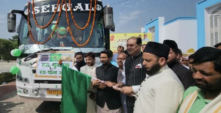 लखनऊ से 14 हजार जायरीन 45 फ्लाइट से उड़ान भरेंगे हज यात्रियों को गुलाब का फूल देकर दी शुभकामनाएं