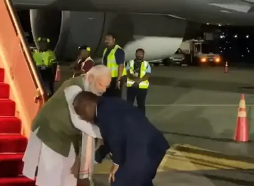 पीएम मोदी रविवार को पहुंचे पापुआ न्यू गिनी,यहां के पीएम ने पीएम मोदी के पैर छू कर किया सम्मान