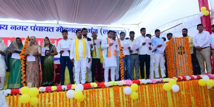 मोहनलालगंज निर्दलीय अध्यक्ष व सभासदों ने ली शपथ