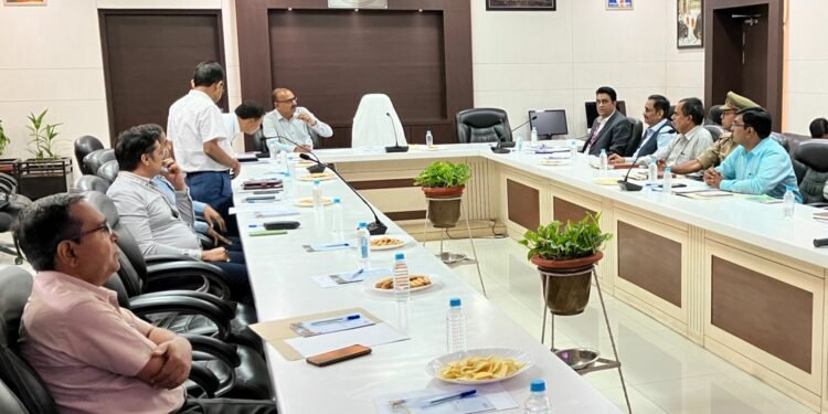 लखनऊ एयरपोर्ट पर हुई विमानों की सुरक्षा बढ़ाने को लेकर बैठक