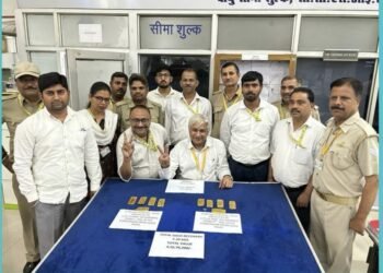 लखनऊ एयरपोर्ट पर दो तस्करों के पास से 4.56 करोड़ रुपए कीमत का सोना पकड़ा गया 