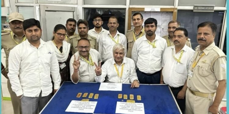 लखनऊ एयरपोर्ट पर दो तस्करों के पास से 4.56 करोड़ रुपए कीमत का सोना पकड़ा गया