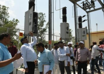 संजय सिंहल ने किया एसी नई विद्युतकर्षण लाइन का निरीक्षण