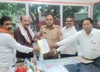 उत्तर प्रदेश आदर्श व्यापार मंडल ने समस्या निदान के लिए सरोजनीनगर इंस्पेक्टर को सौंपा तीन सूत्रीय ज्ञापन