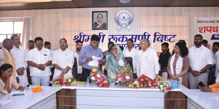 भारी अव्यवस्थाओं के बीच संपन्न हुआ नगर पंचायत बंथरा का शपथ ग्रहण समारोह