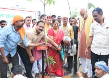 लखनऊ महापौर ने शपथ ग्रहण के बाद नव निर्वाचित  110 सभासद के साथ किया पौध रोपड़