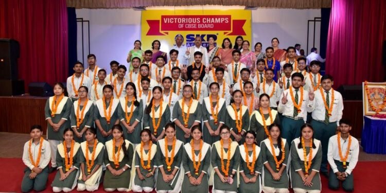 एसकेडी एकेडमी का परीक्षा परिणाम शत-प्रतिशत रहा