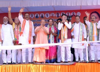 मुख्यमंत्री योगी आदित्यनाथ ने महापौर प्रत्याशी सुषमा खर्कवाल व पार्षद प्रत्याशियों के समर्थन में किया जनसभा