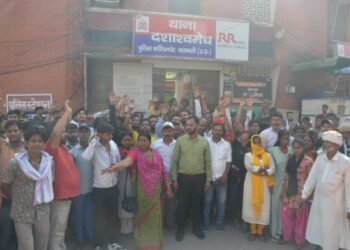 अधिकारियों से नाराज स्ट्रीट वेंडरों ने दशाश्वमेध थाने का किया घेराव