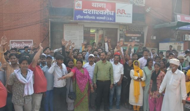 अधिकारियों से नाराज स्ट्रीट वेंडरों ने दशाश्वमेध थाने का किया घेराव