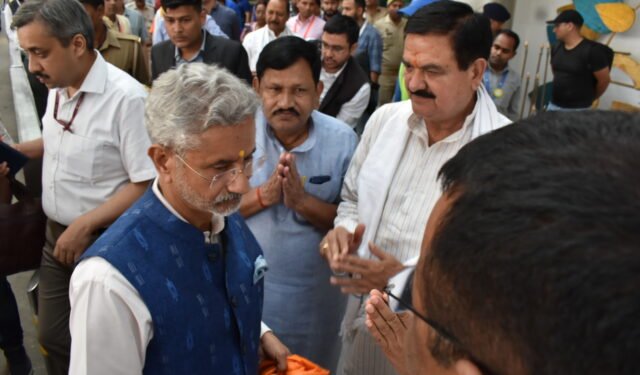 वाराणसी पहुंचे केंद्रीय विदेश मंत्री एस. जयशंकर, बोले- ‘बाबा’ की नगरी में आना सौभाग्य की बात