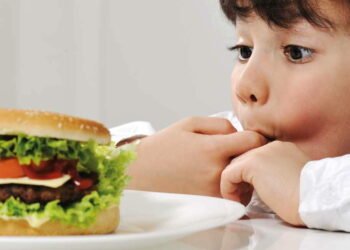 बच्चों को खिलाते हैं चीज़, तो हो तो जायें सावधान! इसे खिलाने से होते हैं कई साइड इफेक्टस