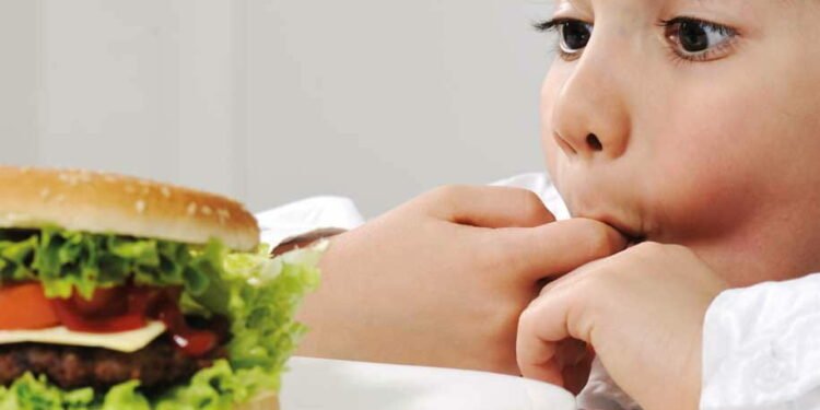 बच्चों को खिलाते हैं चीज़, तो हो तो जायें सावधान! इसे खिलाने से होते हैं कई साइड इफेक्टस