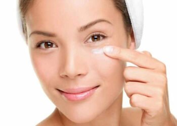 आंखों के नीचे डार्क सर्कल्स से है परेशान तो घर पर बनाएं अंडर आई क्रीम, जानें बनाने का तरीका