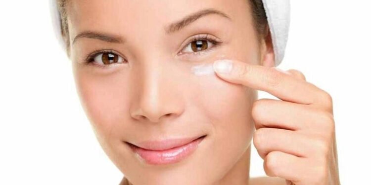 आंखों के नीचे डार्क सर्कल्स से है परेशान तो घर पर बनाएं अंडर आई क्रीम, जानें बनाने का तरीका