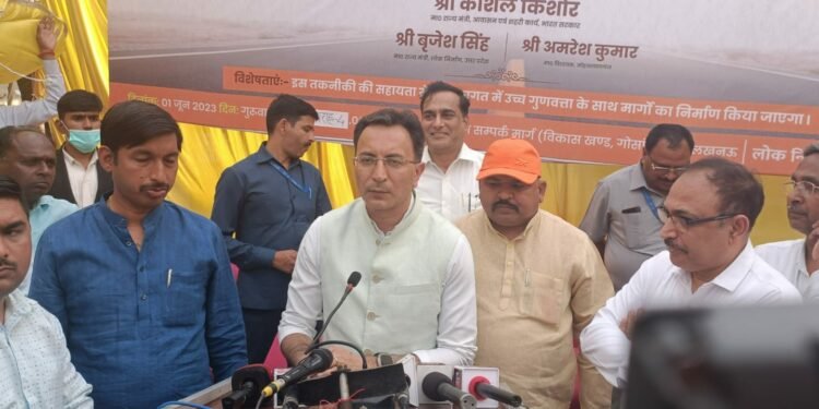 लखनऊ में नई तकनीकी का इस्तेमाल कर सेस ग्रिड सीसी रोड बेली कला गांव में बनाने का किया जा रहा है प्रयोग