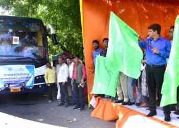 कौशल विकास मिशन निदेशक आन्द्रा वामसी ने प्रतिभागियों को लेकर जाने वाली बसों को हरी झण्डी दिखाकर  किया रवाना