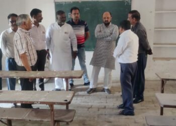 आगरा में उच्च शिक्षा मंत्री ने किया माध्यमिक विद्यालय का निरीक्षण 
