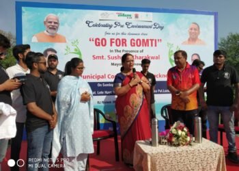 गोमती सफाई अभियान व उत्कृष्ट कार्य करने वालों को लखनऊ महापौर ने किया सम्मानित