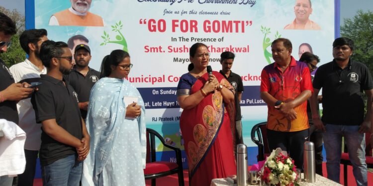 गोमती सफाई अभियान व उत्कृष्ट कार्य करने वालों को लखनऊ महापौर ने किया सम्मानित