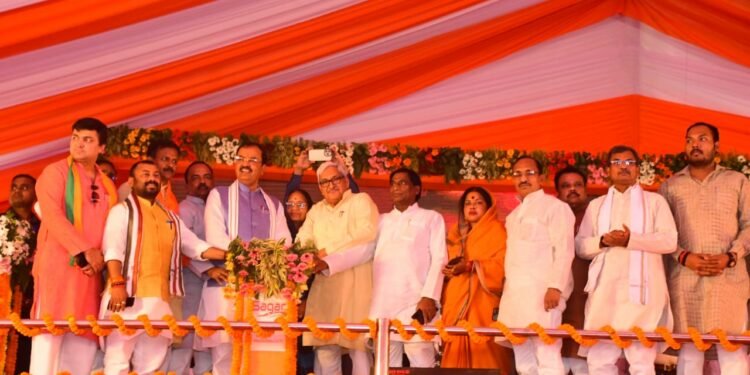 प्रयागराज में उपमुख्यमंत्री केशव प्रसाद मौर्य ने 52 करोड़ रुपए लागत से 347 परियोजनाओं का बटन दबाकर किया शिलान्यास