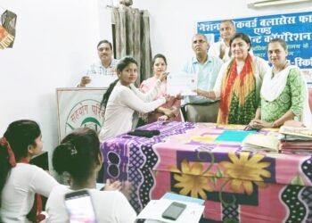 लखनऊ के सरोजनीनगर निसबड के द्वारा आयोजित सिलाई प्रशिक्षण के प्रतिभागियों को वितरित किये गये प्रशिक्षण प्रमाण पत्र