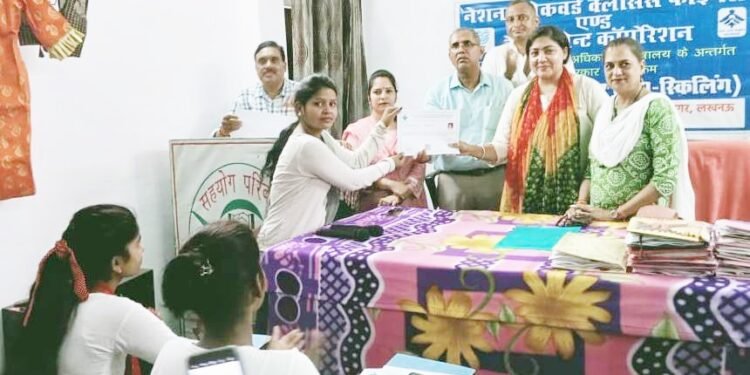 लखनऊ के सरोजनीनगर निसबड के द्वारा आयोजित सिलाई प्रशिक्षण के प्रतिभागियों को वितरित किये गये प्रशिक्षण प्रमाण पत्र