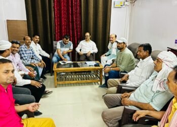 लखनऊ के बिजनौर में विद्युत समस्या को लेकर व्यापारियों और विद्युत अवर अभियंता के बीच हुई बैठक