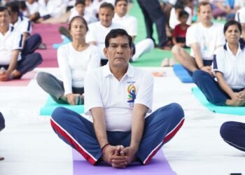 आगरा के एकलव्य स्टेडियम में नगर विकास मंत्री एके शर्मा ने हजारों लोगों के साथ किया सामूहिक योग