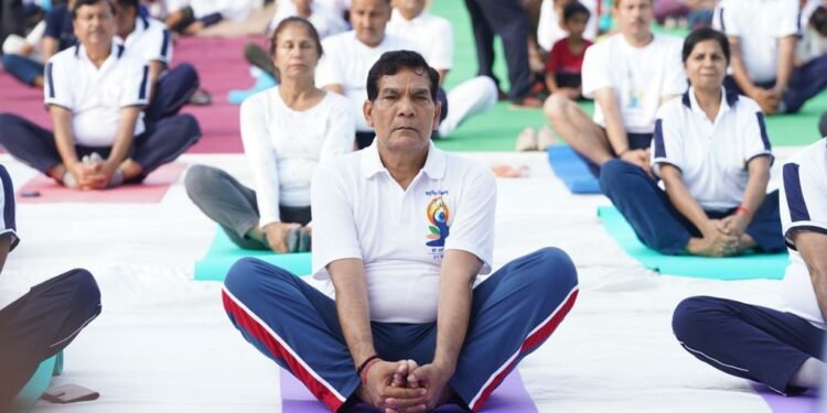 आगरा के एकलव्य स्टेडियम में नगर विकास मंत्री एके शर्मा ने हजारों लोगों के साथ किया सामूहिक योग