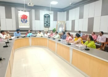 लखनऊ नगर निगम से संचालित विद्यालय व कॉलेजो को अंगीकार कर विकसित करने को लेकर महापौर की अध्यक्षता में बैठक