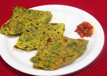 Gujarati Palak Thepla: एक हेल्दी नाश्ता जो असानी से बने, चाहे तो सफर में ले जायें और चार दिन तक खायें