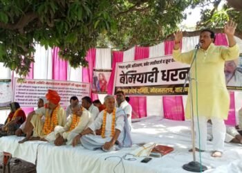 ट्रांसपोर्ट नगर मामला: चौथे दिन भी किसानों का धरना जारी, समिति ने 11 किसानों का मार्ल्यापण कर अनशन पर बैठाया