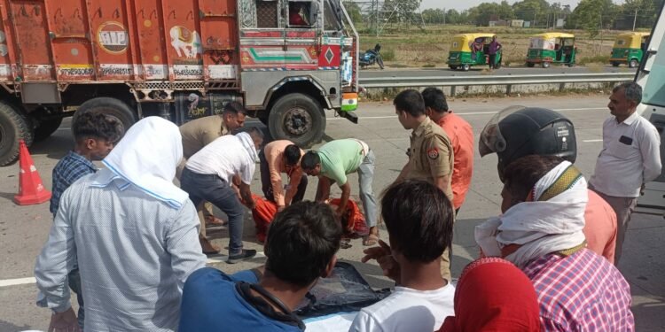 ट्रेलर की चपेट में आने से बाइक सवार महिला की मौत, पति घायल