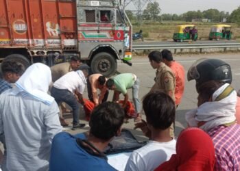 ट्रेलर की चपेट में आने से बाइक सवार महिला की मौत, पति घायल